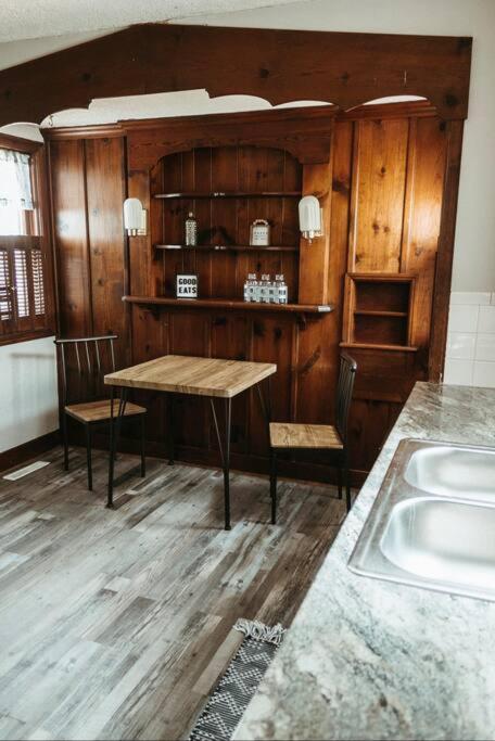 Bluebird Cottage, Walking Distance To Fairgrounds Holiday home Hutchinson